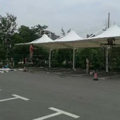 膜結構停車棚